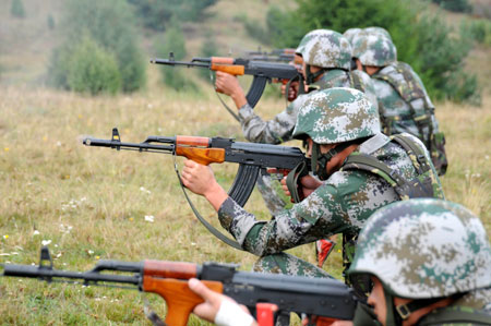 Chinese soldiers take part in a joint military mountain training with Romanian troop in western Romania, Sept. 17, 2009. A joint 10-day training session named 