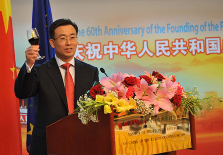 Song Zhe, Chinese ambassador to the EU, toasts during a reception marking the 60th anniversary of the founding of the People's Republic of China, in Brussels, Belgium, Sept. 24, 2009. (Xinhua/Wu Wei)