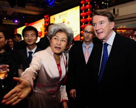 Chinese Ambassador to Britain Fu Ying (C) and Britain's Business Secretary Peter Mandelson (1st R) attend a reception held by the Chinese Embassy to mark the 60th anniversary of the founding of the People's Republic of China, in London, Britain, Sept. 24, 2009. (Xinhua/Zeng Yi)