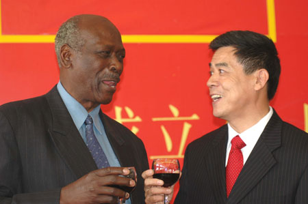 Chinese Ambassdor to Zimbabwe Xin Shunkang (R) chats with Zimbabwe's Higher Education Minister Stan Mudenge during a reception held by the Chinese Embassy to mark the 60th anniversary of the People's Republic of China, in Harare, Sept. 24, 2009. (Xinhua/Li Ping)