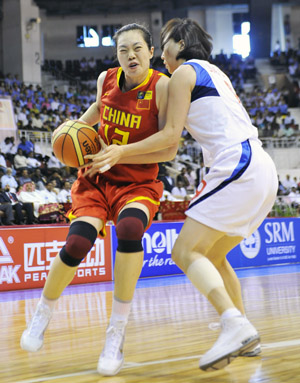 China's Chen Xiaoli(L) controls the ball during the final match between China and South Korea at the 23rd Asian Women's Basketball Championships in Chennai, India, on Sept. 24, 2009. (Xinhua/Wang Ye)