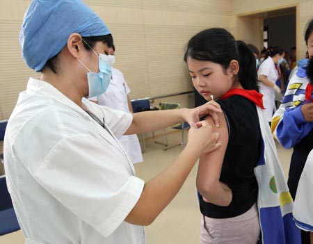 A pupil gets a flu vaccination shot at Hepingli No.9 Primary School in Dongcheng District of Beijing, capital of China, Sept. 16, 2009.(