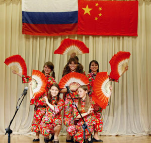 Russian girls perform Chinese dance in an evening sponsored by Confucius Institute of Moscow University to celebrate the 60th anniversary of founding of the People's Republic of China in Moscow, capital of Russia, Sept. 25, 2009. (Xinhua/Lu Jinbo)