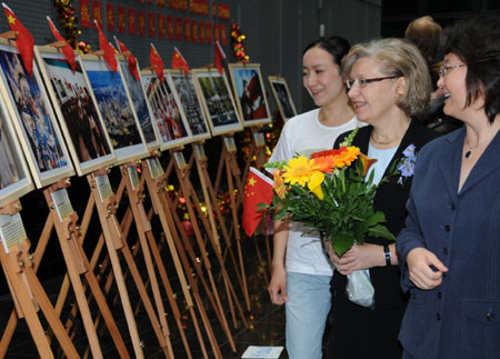 Ritva Laakso-Manninen(2nd. R), president of Haaga-Helia University of Applied Sciences, pays a visit to an exhibition to mark the 60th anniversary of founding of the People's Republic of China in Haaga-Helia University of Applied Sciences, Helsinki, capital of Finland, Sept. 25, 2009. (Xinhua/Zhao Changchun)