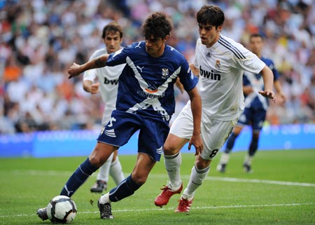 Kaka (Right) defenses a Tenerife player during a match against Tenerife at home in the Spanish Primera Liga on Sept. 26, 2009.Real Madrid beat Tenerife 3-0.(Xinhua/Chen Haitong)