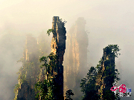 Mount Tianzi (Mount Heaven's Son) lies in the northwest of Wulingyuan and stands at a position of tripartite confrontation with Zhangjiajie National Park and Suoxi Valley. The mountain is provided with nearly 100 natural platforms for panoramic sightseeing.  It has more than 2000 stone peaks and dozens of waterfalls and springs. The sea of clouds, the wavelike stone ranges, the snow covered capes in the winter and the sunrise are most spectacular.[Photo by Zhuang Jun]