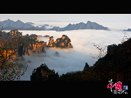 Mount Tianzi (Mount Heaven's Son) lies in the northwest of Wulingyuan and stands at a position of tripartite confrontation with Zhangjiajie National Park and Suoxi Valley. The mountain is provided with nearly 100 natural platforms for panoramic sightseeing.  It has more than 2000 stone peaks and dozens of waterfalls and springs. The sea of clouds, the wavelike stone ranges, the snow covered capes in the winter and the sunrise are most spectacular.[Photo by Zhuang Jun]