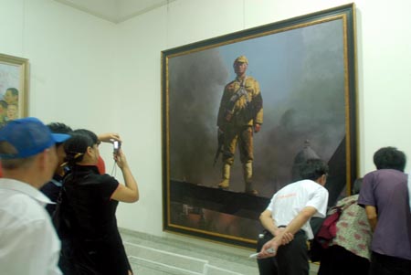 Visitors appreciate an oil painting at China's 11th National Oil Painting Works Exhibition in Wuhan, central China's Hubei province, Sept. 26, 2009. The exhibition which opened on Saturday opens to the public free of charge until early November this year. (Xinhua)