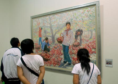 Visitors appreciate an oil painting at China's 11th National Oil Painting Works Exhibition in Wuhan, central China's Hubei province, Sept. 26, 2009. The exhibition which opened on Saturday opens to the public free of charge until early November this year. (Xinhua) 