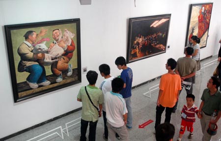 Visitors appreciate an oil painting at China's 11th National Oil Painting Works Exhibition in Wuhan, central China's Hubei province, Sept. 26, 2009. The exhibition which opened on Saturday opens to the public free of charge until early November this year. (Xinhua)