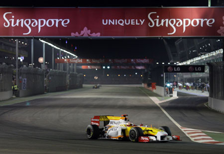 Renault Formula One driver Fernando Alonso of Spain drives during the second practice session of the Singapore F1 Grand Prix at the Marina Bay street circuit September 25, 2009. 