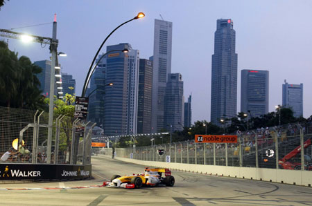 Renault Formula One driver Fernando Alonso of Spain negotiates a turn during the first practice session of the Singapore F1 Grand Prix at the Marina Bay street circuit September 25, 2009.