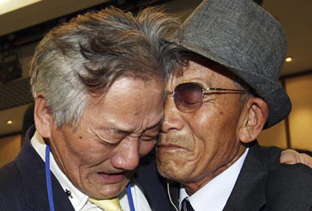 South Korean Lee Jung-ho (L) cries as he meets his DPRK elder brother, who was originally from the South and was a war prisoner from South Korea during the Korean War, at the DPRK resort of Mount Kumgang September 26, 2009. (Xinhua/Reuters Photo)