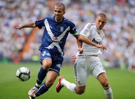 Karim Benzema (Right) vies for the ball during a match against Tenerife at home in the Spanish Primera Liga on Sept. 26, 2009.Real Madrid beat Tenerife 3-0.(Xinhua/Chen Haitong)