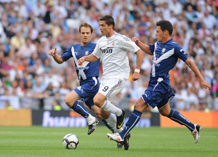 Cristiano Ronaldo (9, center) of Real Madrid breaks through the defense during a game against Tenerife at home in the Spanish Primera Liga on Sept. 26, 2009. Real Madrid beat Tenerife 3-0.(Xinhua/Chen Haitong)