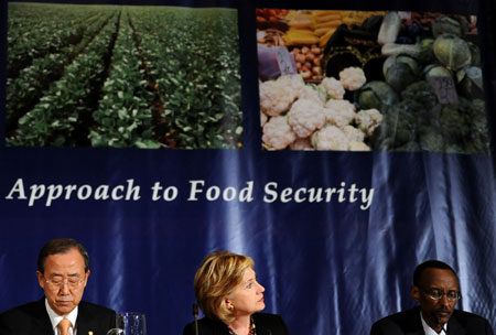 UN Secretary-General Ban Ki-moon (L), U.S. Secretary of State Hillary Clinton (C) and Rwanda's President Paul Kagame attend the discussion of global food security at the UN headquarters in New York, the United States, Sept. 26, 2009. More than 100 members of the United Nations, its agencies, non-governmental organizations and private foundations attended the conference to discuss global food security issues here on Saturday. (Xinhua/Shen Hong) 