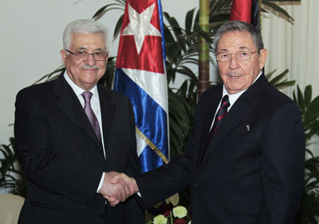 Cuba's President Raul Castro (R) shakes hand with Palestinian President Mahmoud Abbas during a meeting at the Revolution Palace in Havana September 26, 2009. 