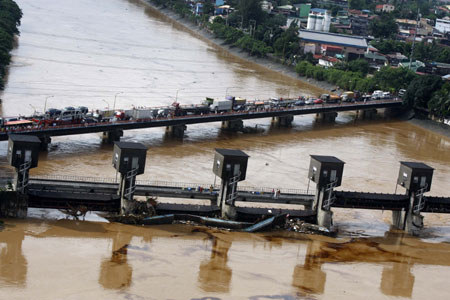 People wait for rescue on a bridge in Cainta of Rizal Province, the Philippines, on Sept. 27, 2009. At least 51 people were killed while 21 others remain missing as tropical storm Kestana hit the Philippines and brought massive flood on Saturday, the government disasters relief agency said Sunday. 