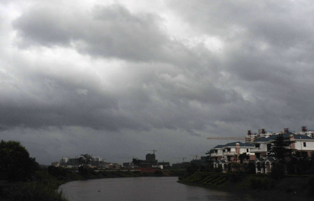 Photo taken on Sept. 28, 2009 shows the dark clouds over Qionghai City, south China's Hainan Province. The Chinese central observatory forecasts Kestana, the 16th tropical storm this year, will continue strengthening and would hit southern coastal areas of Hainan or pass through the southern coast of Hainan to lash coastal regions in Vietnam on Tuesday or Wednesday. It ordered boats in Kestana's path to return to harbor. [Meng Zhongde/Xinhua]