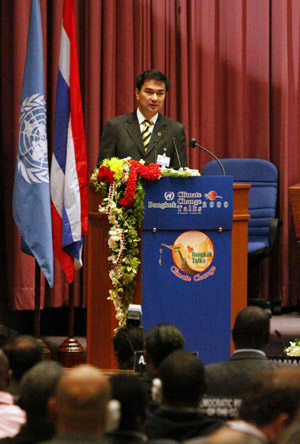 Thailand's Prime Minister Abhisit Vejjajiva speaks during the opening session of the Bangkok Climate Change Talks September 28, 2009. The Bangkok talks, part of the UN Framework Convention on Climate Change (UNFCCC), run to October 9 and will aim to draft a long-term cooperative action to fight against global warming. [Xinhua/Reuters] 