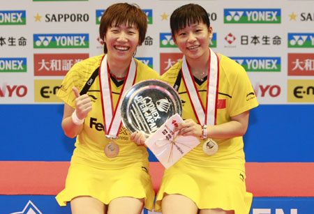 China's Ma Jin (R) and Wang Xiaoli pose for pictures during the women's doubles awarding ceremony at Yonex Open Japan 2009 badminton tournament in Tokyo, Japan, Sept. 27, 2009. Ma and Wang defeat Japan's Miyuki Maeda/Satoko Suetsuna 2-0 and claimed the title of the event. (Xinhua/Ren Zhenglai) 