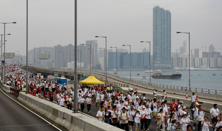 Local residents walk on the eastern corridor of Hong Kong, south China, on Sept. 27, 2009. More than 13,000 people took part in the charity walk activity held here on Sunday to celebrate the 60th anniversary of the founding of the People's Republic of China. (Xinhua/Lui Siu Wai)