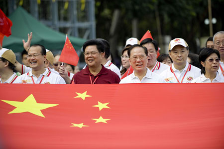 Chief Executive of China's Hong Kong Special Administrative Region (HKSAR) Donald Tsang Yam-kuen (2nd R, Front) attends a charity walk in Hong Kong, south China, on Sept. 27, 2009. More than 13,000 people took part in the charity walk activity held here on Sunday to celebrate the 60th anniversary of the founding of the People's Republic of China. (Xinhua/Lui Siu Wai) 