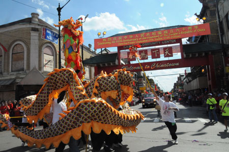 Performers play dragon dance during a parade in Chinatown of Chicago, the United States, on Sept. 27, 2009. The parade was held here on Sunday to celebrate the upcoming 60th anniversary of the founding of the People's Republic of China. (Xinhua/Hu Guangyao) 