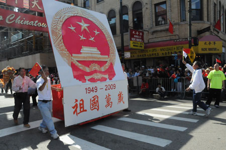 People attend a parade in Chinatown of Chicago, the United States, on Sept. 27, 2009. The parade was held here on Sunday to celebrate the upcoming 60th anniversary of the founding of the People's Republic of China. (Xinhua/Hu Guangyao)