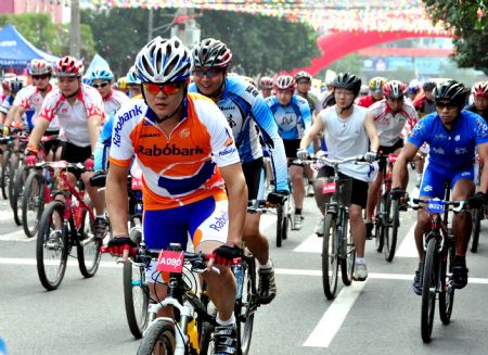 Cyclists contend to outspeed one another on the gyroidal highway up the mountains during the 2nd Pan- Yangtze and Zhujiang and Minjiang River International Bicycle Challenge Race, in the Meiling Scenery Resort of Nanchang, east China's Jiangxi Province, Sept. 28, 2009. Over 250 contestants from some 18 provinces and municipalities across the country compete in the race. (Xinhua/Xiong Jiafu)