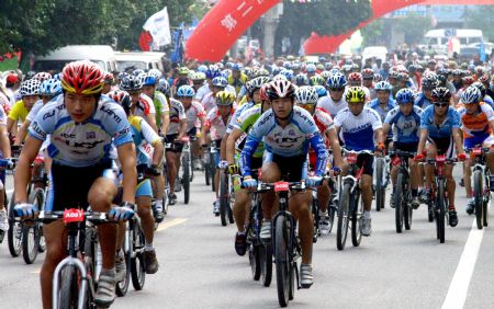 Cyclists contend to outspeed one another on the gyroidal highway up the mountains during the 2nd Pan- Yangtze and Zhujiang and Minjiang River International Bicycle Challenge Race, in the Meiling Scenery Resort of Nanchang, east China's Jiangxi Province, Sept. 28, 2009.(Xinhua/Xiong Jiafu)