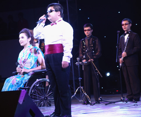 Yang Haitao (right at front) sings a duet with Zumulaiti (left front) at the 'My Dream' show presented by the China Disabled People's Performing Art Troupe in Yan'an, in north China's Shaanxi Province, on September 24, 2009.