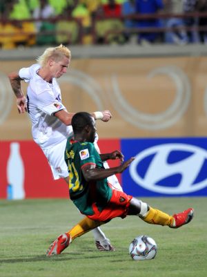 Brek Shea (L) of the United States vies with Cameroon's Andre Akono Effa during their match at the 17th FIFA U-20 World Cup in Suez, Egypt, Sept. 29, 2009. The U.S.A. won the match 4 to 1.(Xinhua/Yin Bogu)