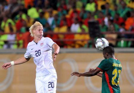 Brek Shea (L) of the United States vies with Cameroon's Andre Akono Effa during their match at the 17th FIFA U-20 World Cup in Suez, Egypt, Sept. 29, 2009. (Xinhua/Yin Bogu)