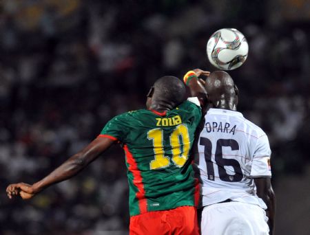 America's Ike Opara (R) vies with Cameroon's Jacques Zoua during their match at the 17th FIFA U-20 World Cup in Suez, Egypt, Sept. 29, 2009. (Xinhua/Yin Bogu)