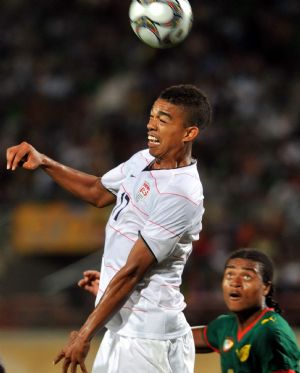 America's Bryan Arguez (up) competes during the match against Cameroon at the 17th FIFA U-20 World Cup in Suez, Egypt, Sept. 29, 2009.(Xinhua/Yin Bogu)