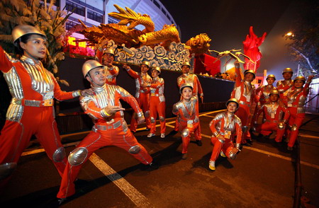 Tian'anmen embraces parade