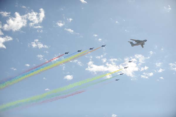 The leading formation of planes fly over the Tian'anmen Square in the celebrations for the 60th anniversary of the founding of the People's Republic of China, in central Beijing, capital of China, Oct. 1, 2009.(Xinhua/Jin Liangkuai)