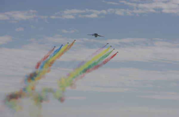 The leading formation of planes fly over the Tian'anmen Square in the celebrations for the 60th anniversary of the founding of the People's Republic of China, in central Beijing, capital of China, Oct. 1, 2009.(Xinhua/Jin Liangkuai)