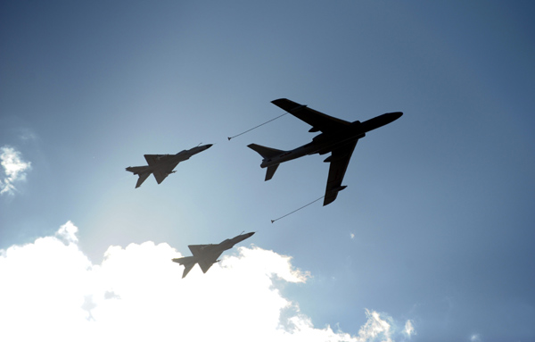  A tanker plane and a new type of jet fighters fly over the Tian'anmen Square in the celebrations for the 60th anniversary of the founding of the People's Republic of China, in Beijing, capital of China, Oct. 1, 2009.(Xinhua/Liu Dawei)