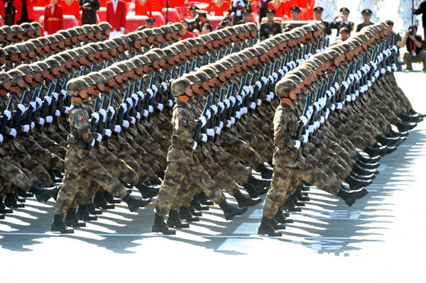 Special Forces march through Tian'anmen Square