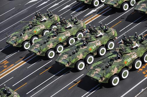 Amored vehicles roll into Tian'anmen Square