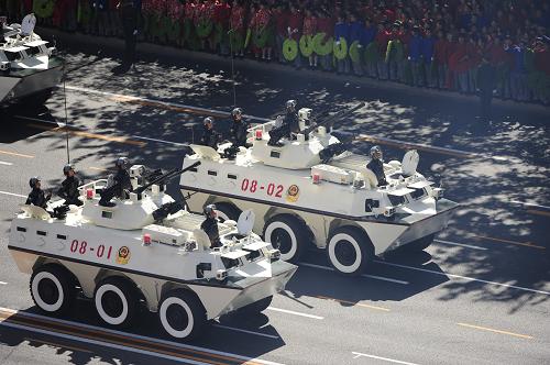 Amored vehicles roll into Tian'anmen Square