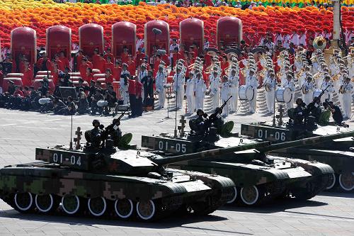 Amored vehicles roll into Tian'anmen Square