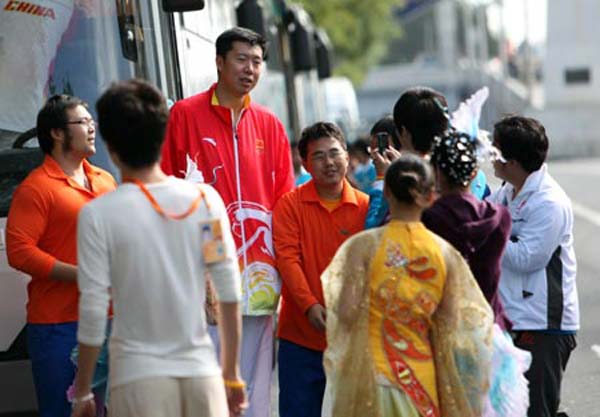 Fans take photos with basketball player Wang Zhizhi at the celebrations for the 60th anniversary of the founding of the People's Republic of China, on Chang'an Street in central Beijing, capital of China, Oct. 1, 2009. 