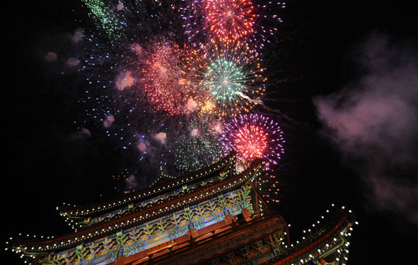 A grand evening gala is held to celebrate New China's 60th anniversary on Oct. 1 evening at the Tian'anmen Square in Beijing. Red, pink, white and orange fireworks shot up into the night sky, lighting up the Tian'anmen Rostrum.