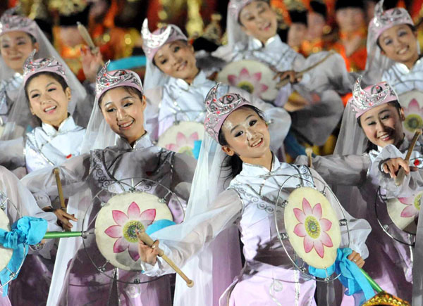 A grand evening gala is held to celebrate the People's Republic of China's 60th anniversary at the Tian'anmen Square in Beijing on Oct. 1 evening. Singers and dancers give spectacular performance at the show. 