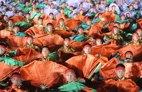 A grand evening gala is held to celebrate the People's Republic of China's 60th anniversary at the Tian'anmen Square in Beijing on Oct. 1 evening. Singers and dancers give spectacular performance at the show. 