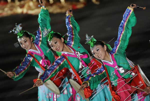 A grand evening gala is held to celebrate the People's Republic of China's 60th anniversary at the Tian'anmen Square in Beijing on Oct. 1 evening. Singers and dancers give spectacular performance at the show. 
