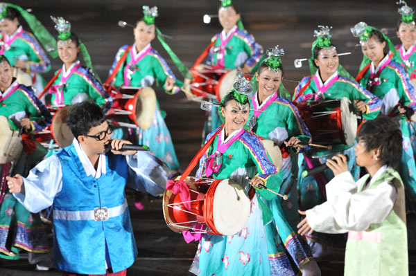 A grand evening gala is held to celebrate the People's Republic of China's 60th anniversary at the Tian'anmen Square in Beijing on Oct. 1 evening. Singers and dancers give spectacular performance at the show. 